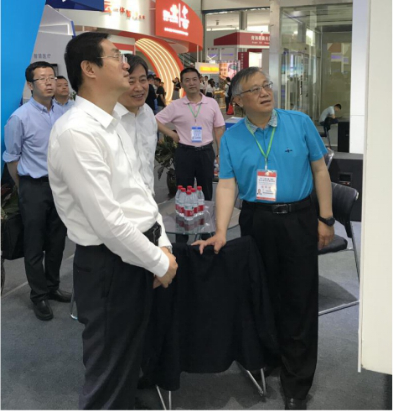 省委常委、西寧市委書記王曉蒞臨第十九屆青洽會青海物產(chǎn)展位參觀