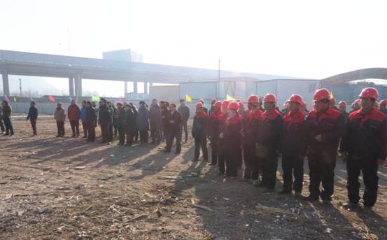 揚(yáng)鞭策馬喜圓發(fā)展夢(mèng)，萬(wàn)眾一心共筑新長(zhǎng)城